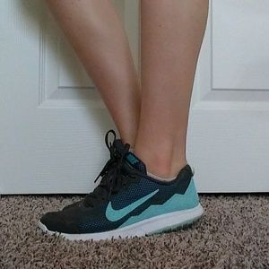 NIKE TENNIS SHOES
